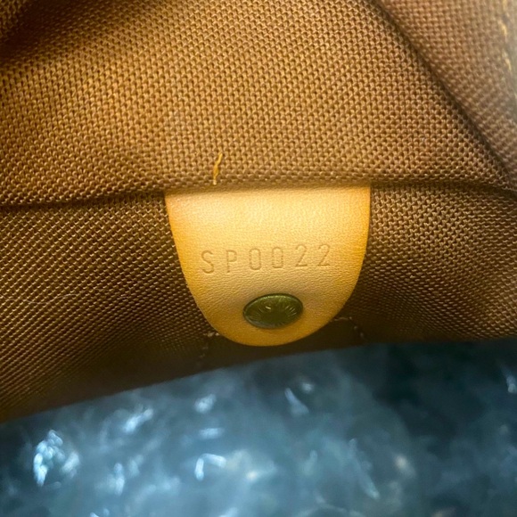 Louis Vuitton
Monogram Canvas Speedy 25 Bag - Picture 14 of 17